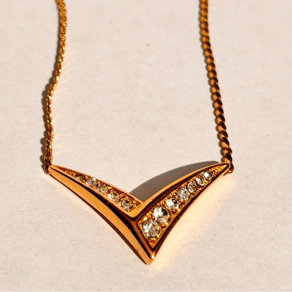 Fabulous Vintage Christian Dior V Gold Pendant on Gold Rope Chain. - Picture 1 of 10